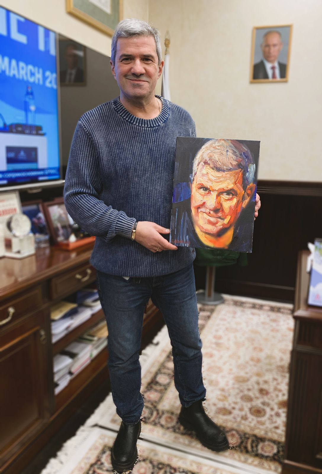 Михаил Шахназаров со своим портретом, 2023, Художник - Иванов Борис Михайлович 